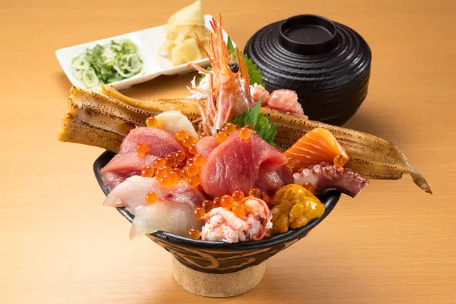「旨いもの屋台」で種類豊富な海鮮丼を気軽に味わおう