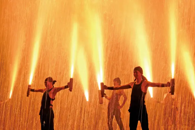 迫力満点の手筒花火が祭のフィナーレを飾る