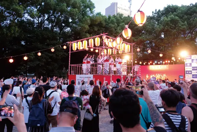 夜には大須観音の境内で盆踊り