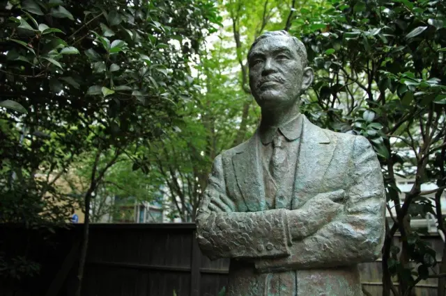 土井晩翠ブロンズ像が佇む庭園