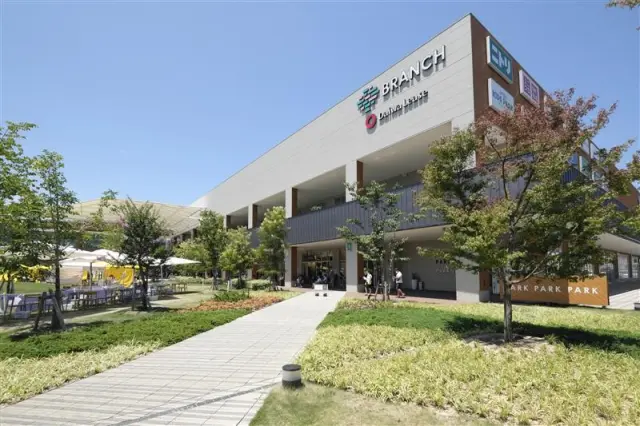 ショッピングや飲食のほか、交流スペースやスポーツエリアも備わる