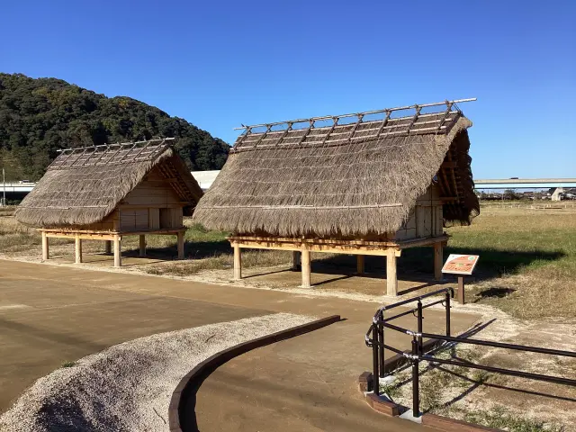 「高床倉庫」が建つ公園エリア