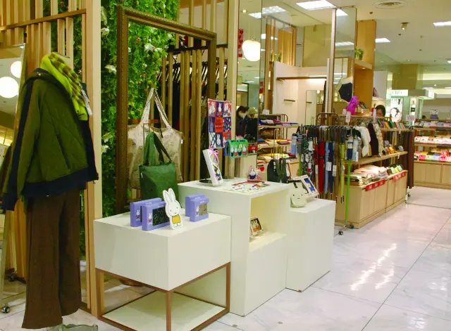 各階には幅広いジャンルの専門フロアが設けられいる