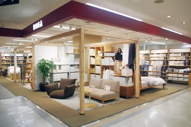 ゆったりショッピングが楽しめる広々とした「無印良品」