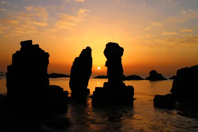 時間の経過とともにさまざまな表情を見せる奇石群