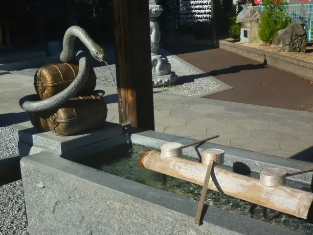 手水舎など境内のさまざまなものが蛇のモチーフに