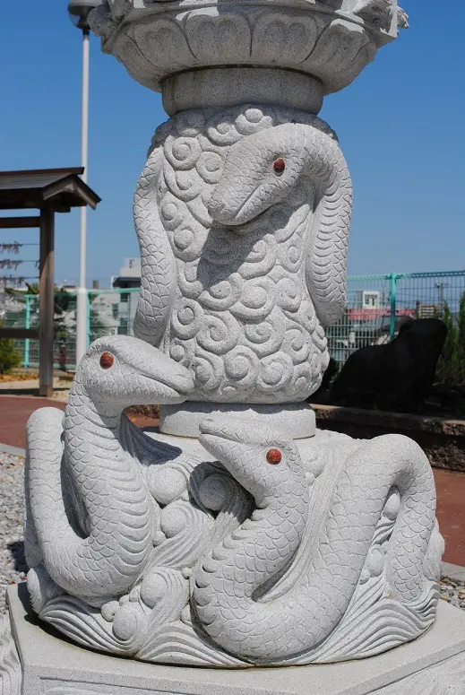 拝殿前の石灯篭