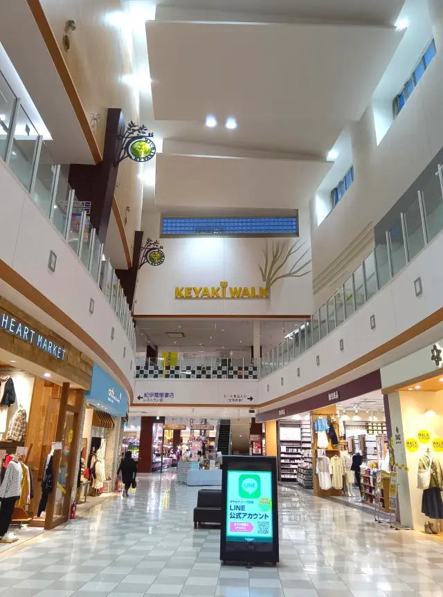 昼と夜とで表情が異なる開放的なウォーク(モール)