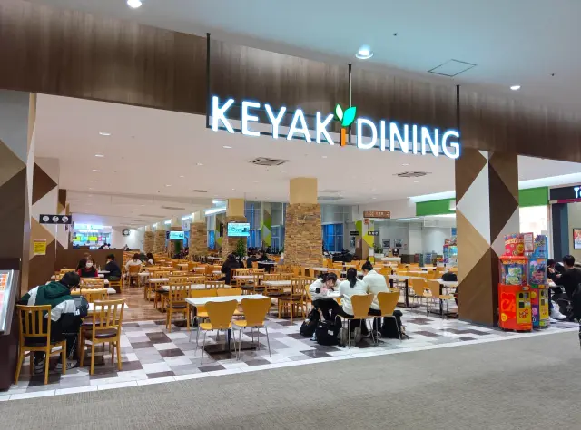 飲食店も充実しているので休憩しながらショッピングが楽しめる