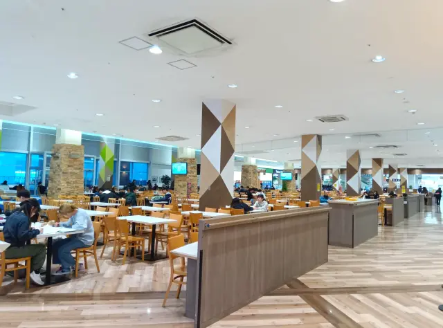 広々としたフードコート