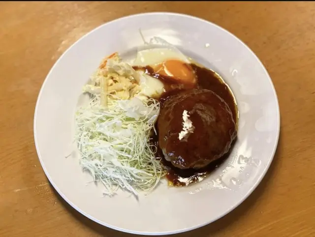 ランチタイムの目玉焼きが乗ったハンバーグ
