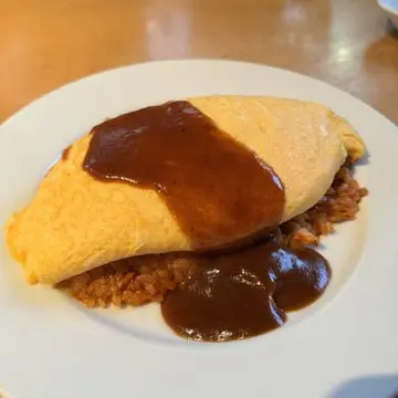 割ると玉子がドバァっとでてくる「オムライス」も人気の一皿