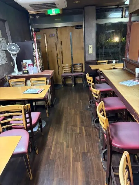 カウンター席とテーブル席のコンパクトな店内