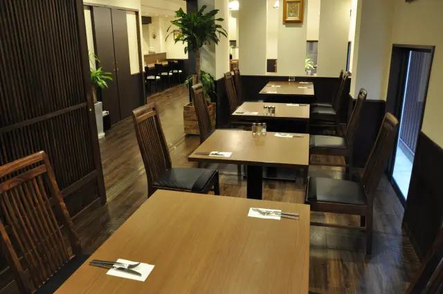 落ち着いた雰囲気で食事が楽しめる店内