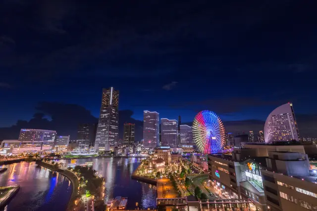 全客室からみなとみらい観覧車側または赤レンガパーク側の夜景を楽しめる