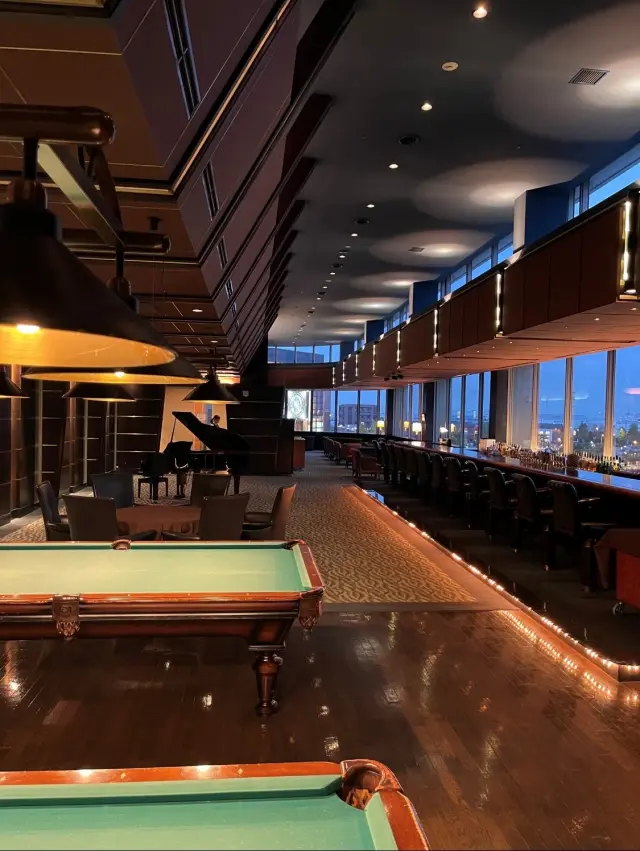 港を一望するバーラウンジ