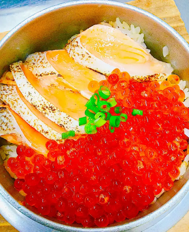 大人気の「炙りサーモンいくら」