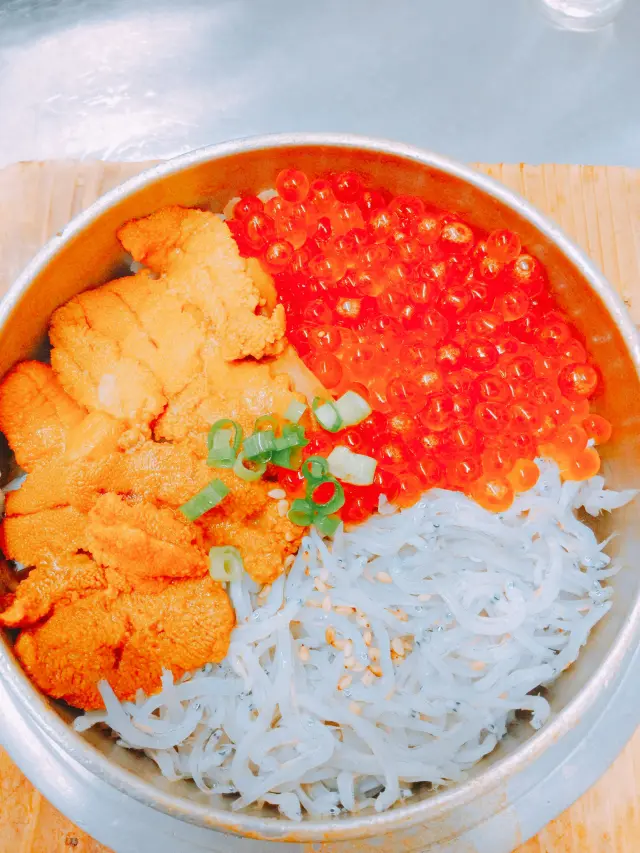 うに、いくら、しらすが贅沢に楽しめる「釜揚げしらす三色」