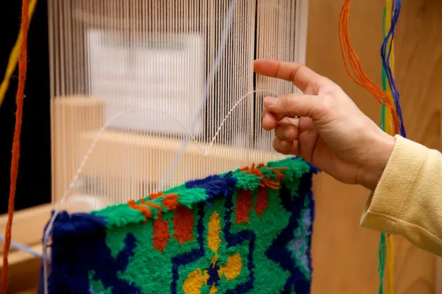 多彩な糸を手作業で織り込む堺緞通は美術品の域