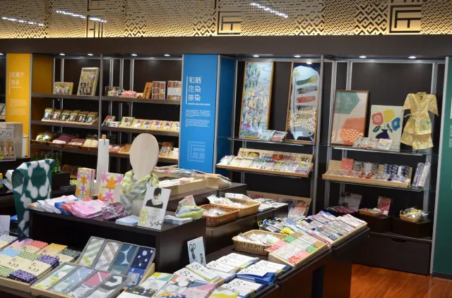 1階「TAKUMI SHOP」では堺の伝統産業品や銘菓などを販売