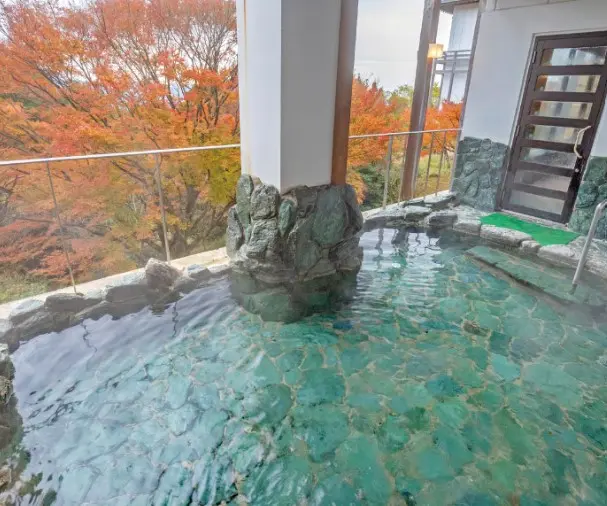 自然を肌で感じられる露天風呂