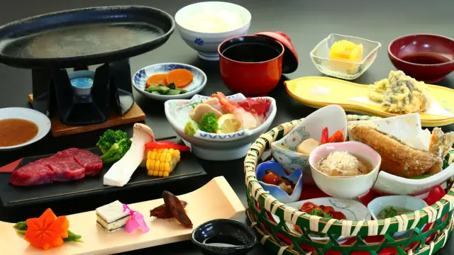 夕食は郷土の味覚をふんだんに盛り込んだ会席料理