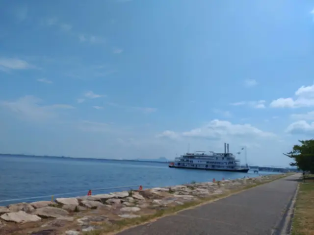 琵琶湖や観光船を眺めながらゆったりと散策を