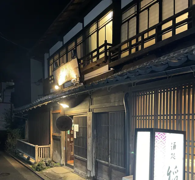 繁華街の裏路地にたたずむ居酒屋