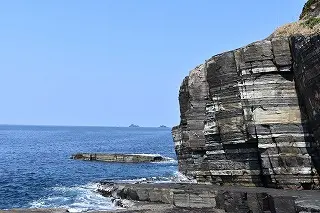 遊歩道が整備されており、岩肌を間近で見学できる