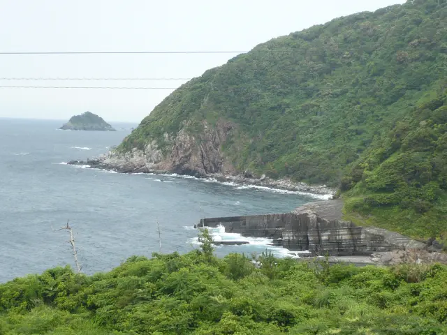 遊覧船を利用すれば海上から見ることもできる