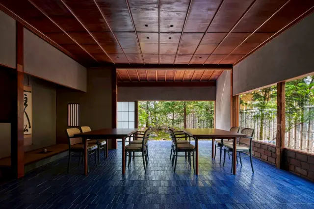 建築家・下川徹氏が再構築した食事処「鍋島の間」