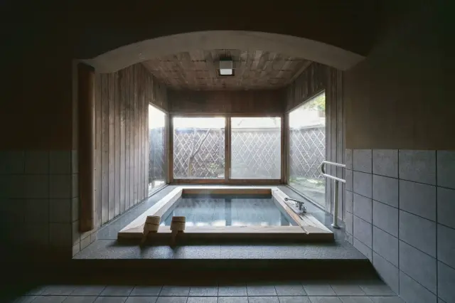 坪庭を望む「檜風呂」はやわらかな湯が人気。