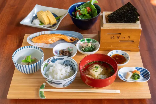心と身体がととのう「海苔ほいろ朝食」。