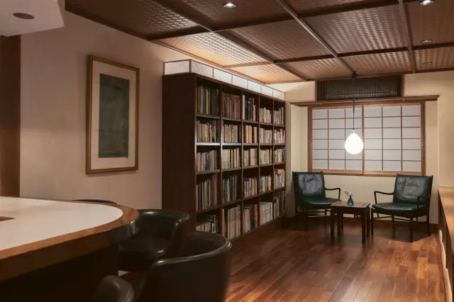 先代の書と宿の器が並ぶ、静かなライブラリとショップ。