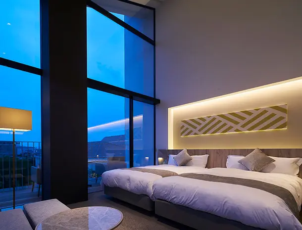 全室バルコニー付きで、大きな窓が特徴