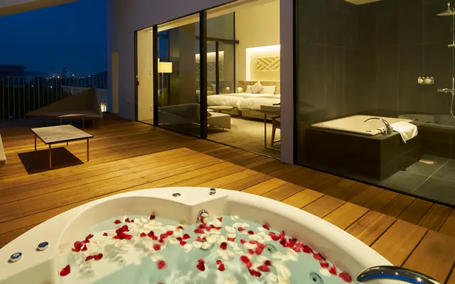 屋外ジャグジーのあるテラス付きルームも