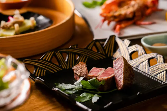 「佐賀牛」をはじめ、地元の旬の食材を堪能できる