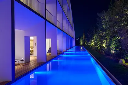 屋外プールは朝から夜まで利用可能