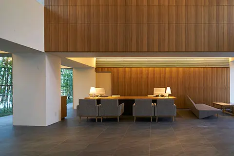 アトリウム構造の広々とした開放的なロビー