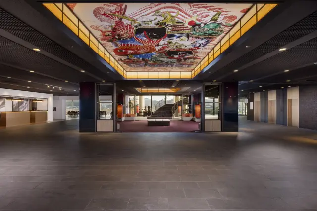 地元の伝統行事「唐津くんち」をイメージしたロビー天井