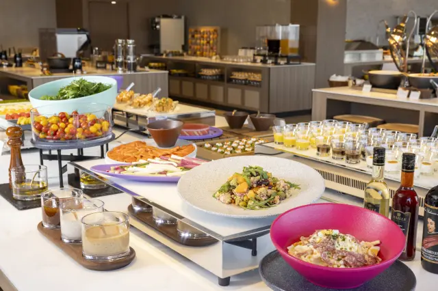 レストランで地元食材を使ったビュッフェを提供