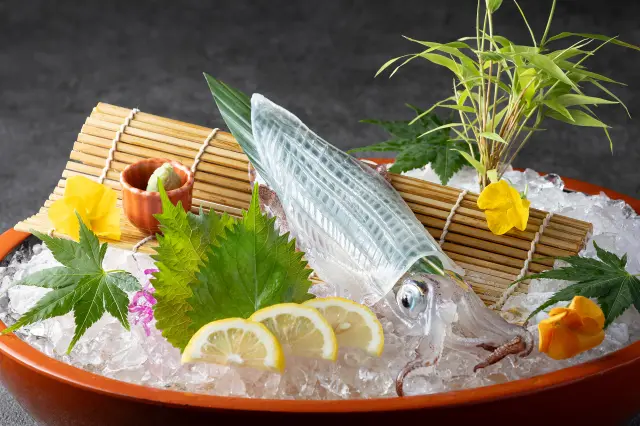 プランにより呼子の郷土料理「イカ活造り」も味わえる