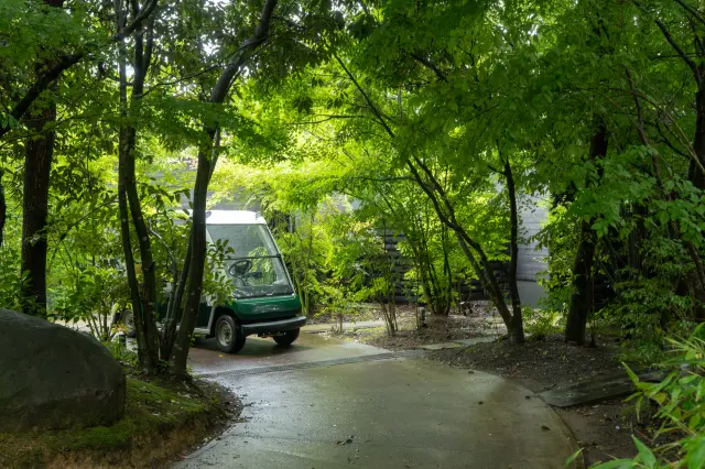 山の斜面に位置する客室にはカートで移動