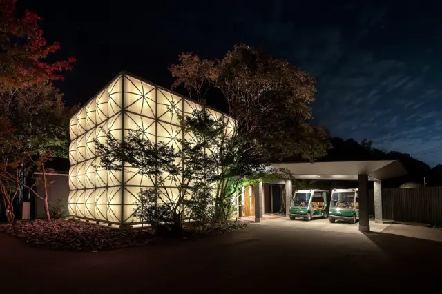 自然あふれる森の中に佇むモダンな宿