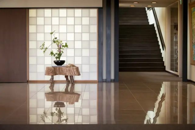 館内には季節ごとの生け花が各所に飾られている