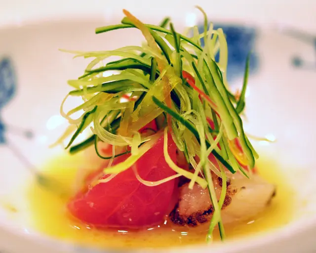 余白まで考え尽くされた美しい一皿