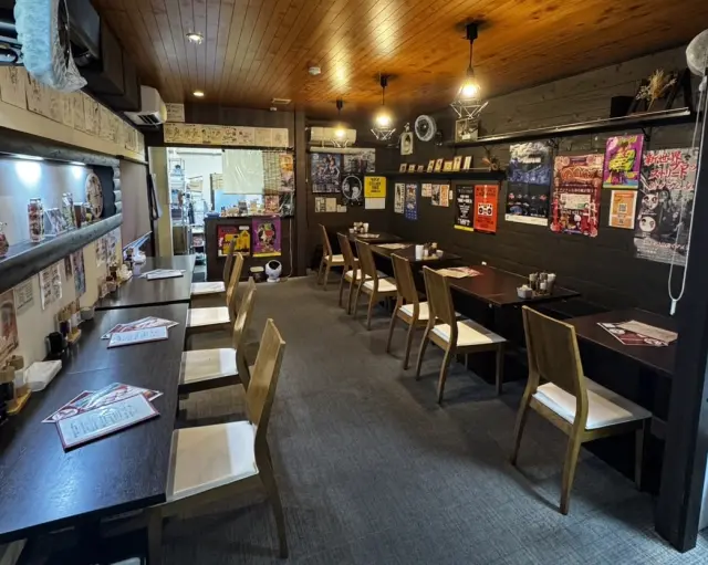 木目調の店内で、落ち着いて食事ができる