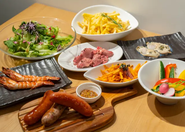 有頭海老や牡蠣、鶏レバーのコンフィなど静岡店限定の豊富なサイドメニューも