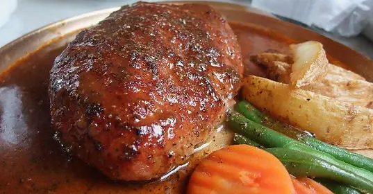 地元が誇る、肉厚しいたけの旨みとハンバーグが絶妙な「拙者!!しいたけ侍ハンバーグ」