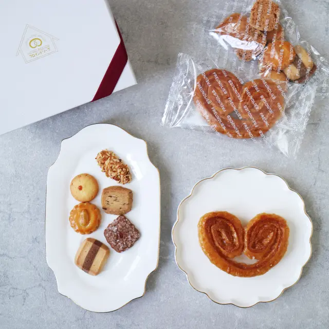 1階ショップは白を基調とした、まるでブティックのような雰囲気の中で購入できるギフトが揃う